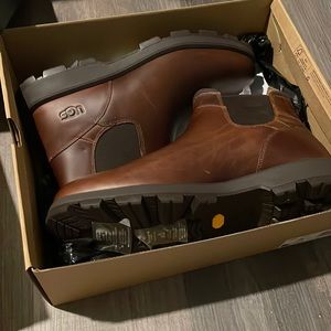 Uggs hillmont Chelsea boot
